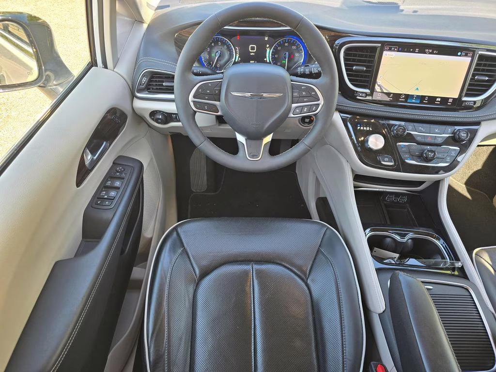 2024 Bright White Clearcoat Chrysler Pacifica Limited FWD Van