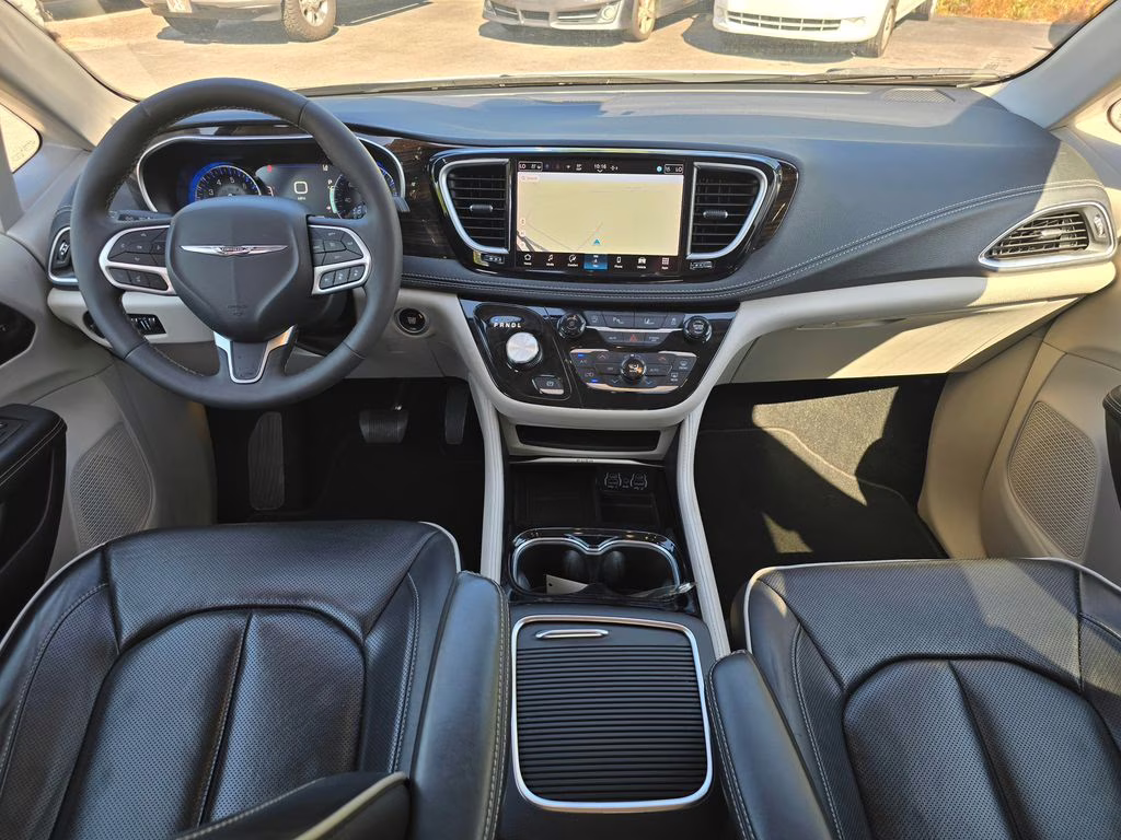 2024 Bright White Clearcoat Chrysler Pacifica Limited FWD Van