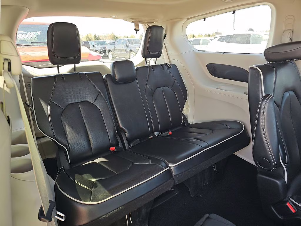 2024 Bright White Clearcoat Chrysler Pacifica Limited FWD Van