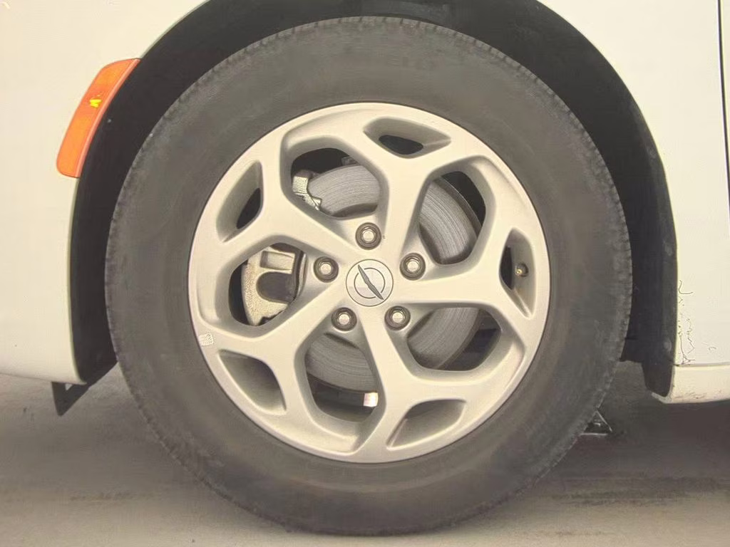 2024 Bright White Clearcoat Chrysler Pacifica Limited FWD Van