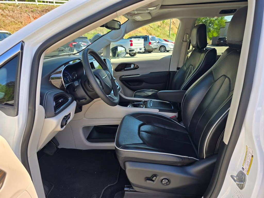 2024 Bright White Clearcoat Chrysler Pacifica Limited FWD Van