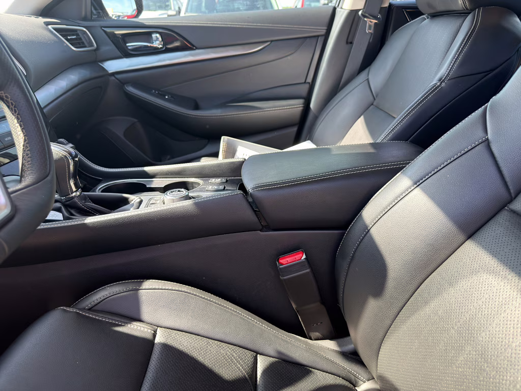 2023 Pearl White Tricoat Nissan Maxima SV FWD Sedan