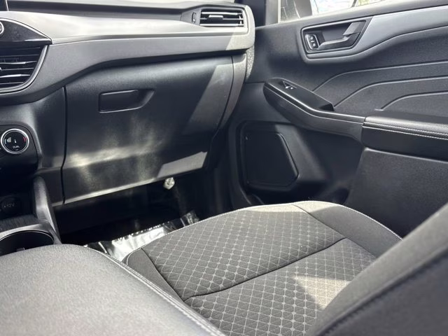 2024 Oxford White Ford Escape Active FWD SUV