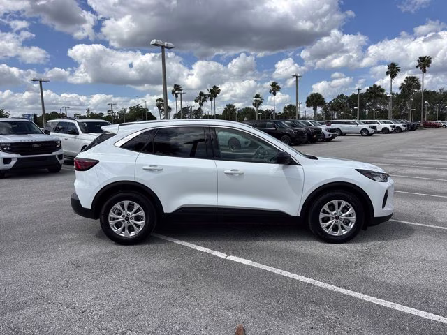 2024 Oxford White Ford Escape Active FWD SUV