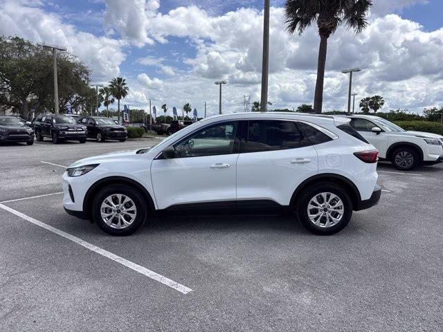 2024 Oxford White Ford Escape Active FWD SUV