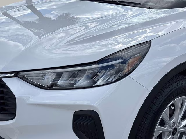 2024 Oxford White Ford Escape Active FWD SUV