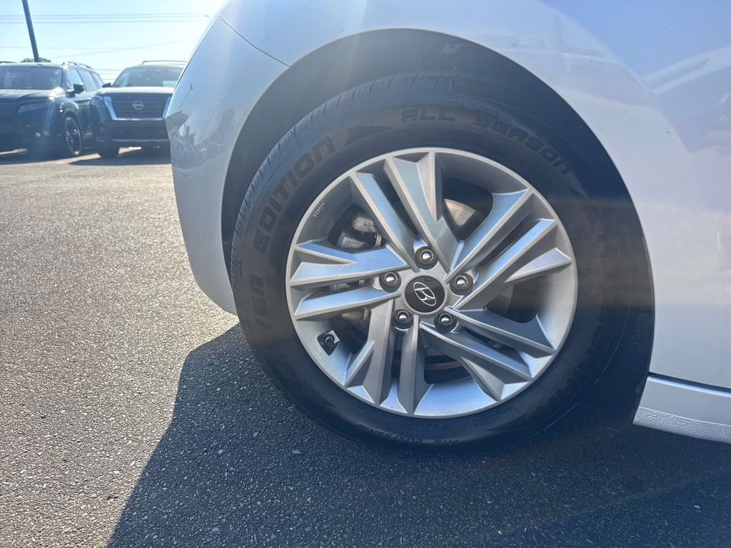 2019 Symphony Silver Hyundai Elantra SEL FWD Sedan