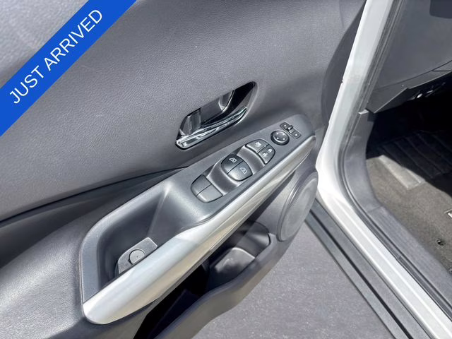2019 Brilliant Silver Metallic Nissan Kicks SR FWD SUV