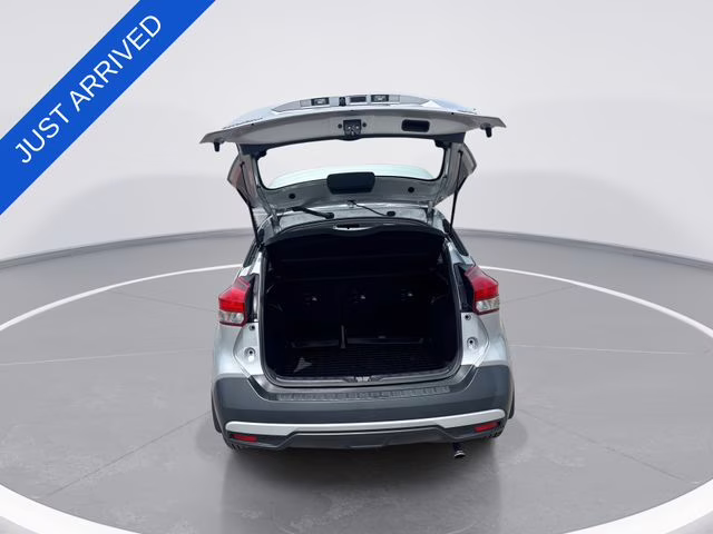 2019 Brilliant Silver Metallic Nissan Kicks SR FWD SUV