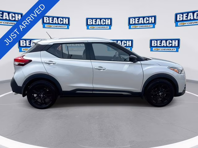 2019 Brilliant Silver Metallic Nissan Kicks SR FWD SUV