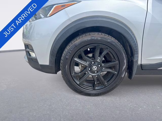 2019 Brilliant Silver Metallic Nissan Kicks SR FWD SUV