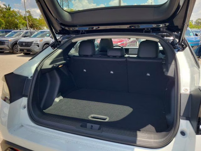 2026 Everest White Pearl/Black Nissan LEAF PLATINUM+ FWD SUV