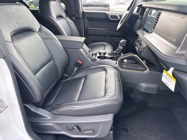 2026 Oxford White Ford Bronco Badlands 4X4 SUV