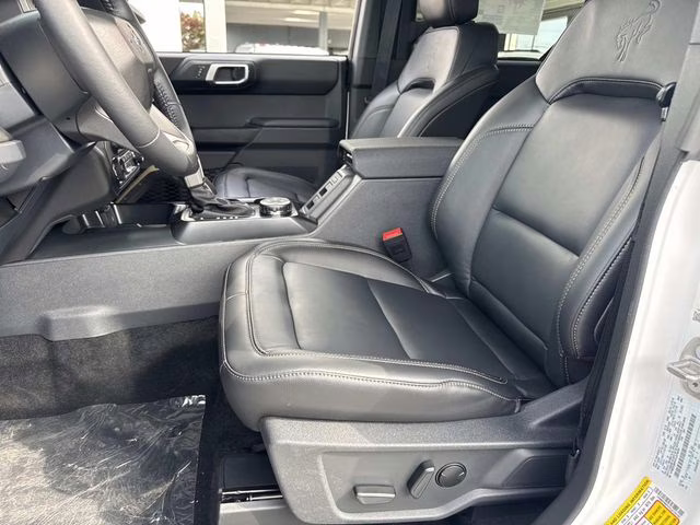 2026 Oxford White Ford Bronco Badlands 4X4 SUV