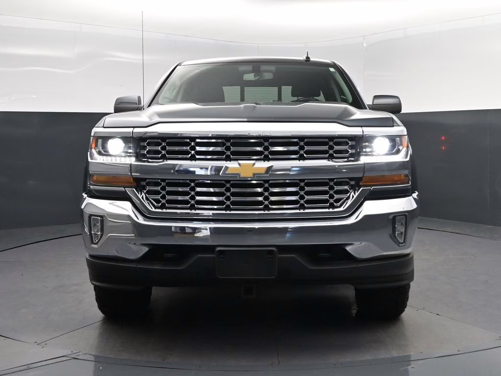 2017 Graphite Metallic Chevrolet Silverado 1500 LT 4X4 Truck