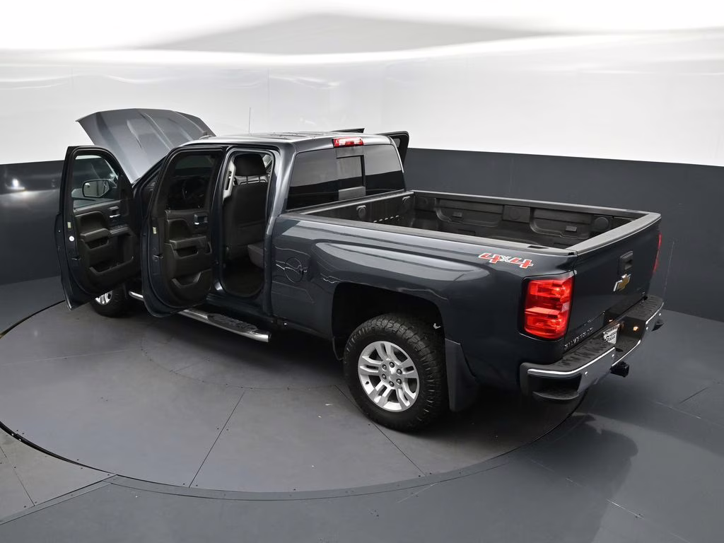 2017 Graphite Metallic Chevrolet Silverado 1500 LT 4X4 Truck