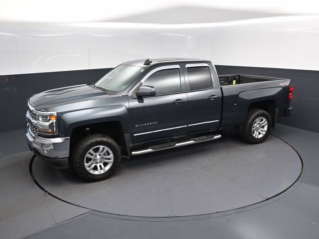 2017 Graphite Metallic Chevrolet Silverado 1500 LT 4X4 Truck
