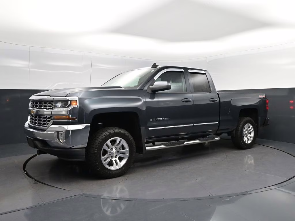 2017 Graphite Metallic Chevrolet Silverado 1500 LT 4X4 Truck