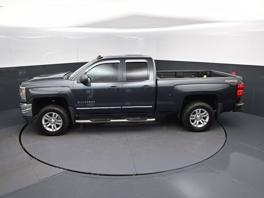 2017 Graphite Metallic Chevrolet Silverado 1500 LT 4X4 Truck
