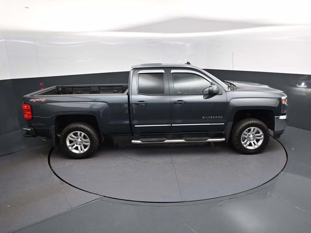 2017 Graphite Metallic Chevrolet Silverado 1500 LT 4X4 Truck