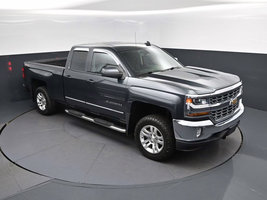 2017 Graphite Metallic Chevrolet Silverado 1500 LT 4X4 Truck