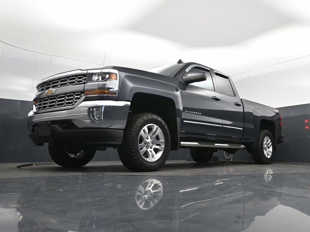 2017 Graphite Metallic Chevrolet Silverado 1500 LT 4X4 Truck