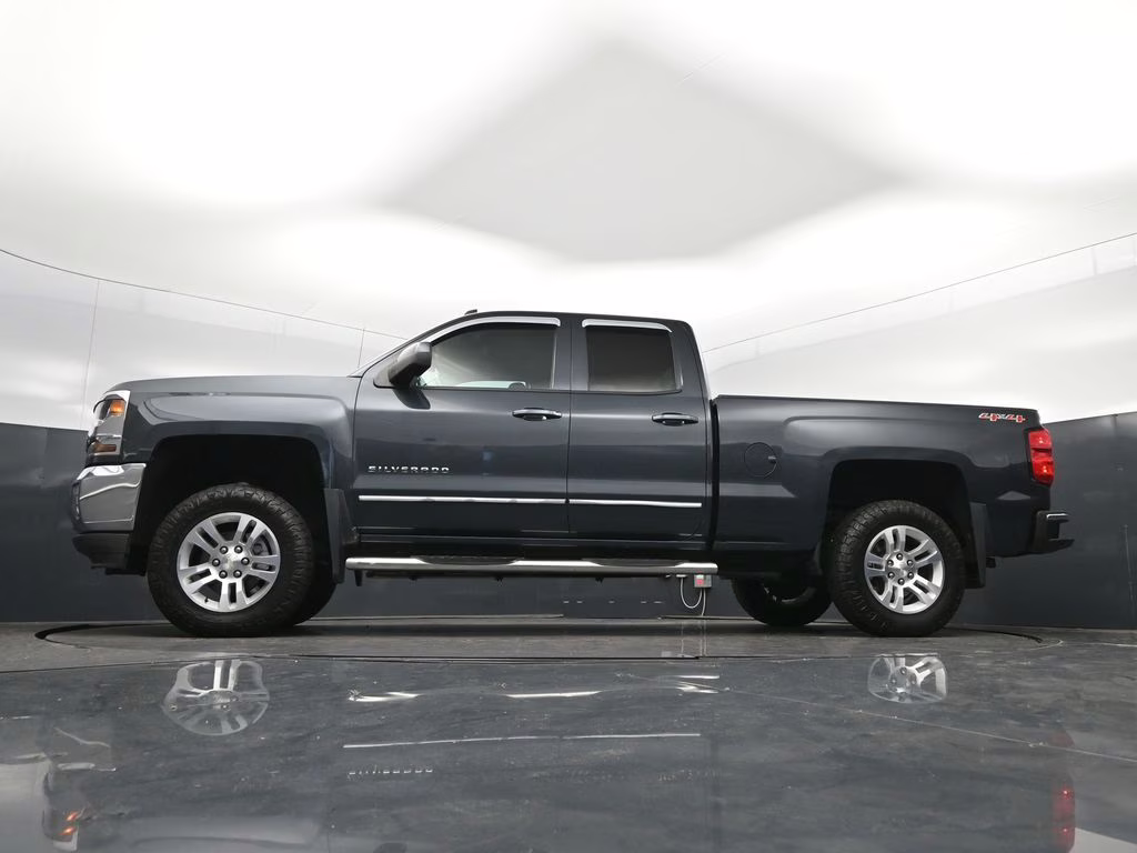 2017 Graphite Metallic Chevrolet Silverado 1500 LT 4X4 Truck