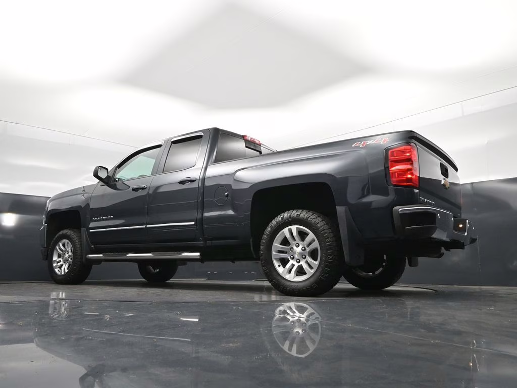 2017 Graphite Metallic Chevrolet Silverado 1500 LT 4X4 Truck