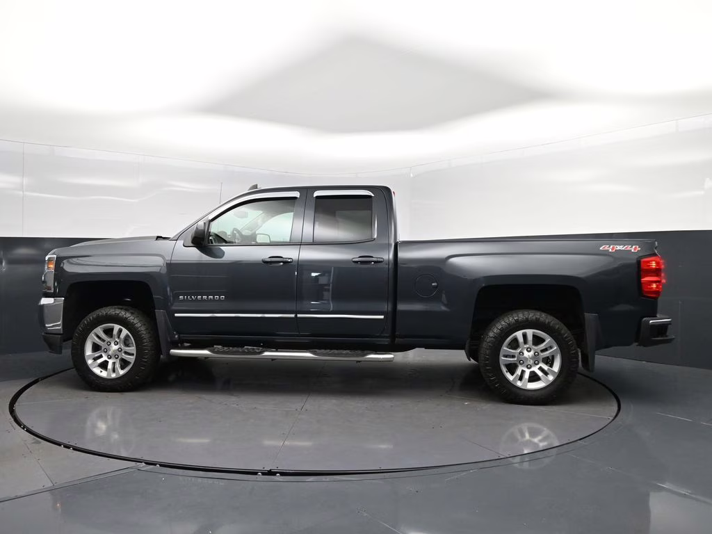2017 Graphite Metallic Chevrolet Silverado 1500 LT 4X4 Truck