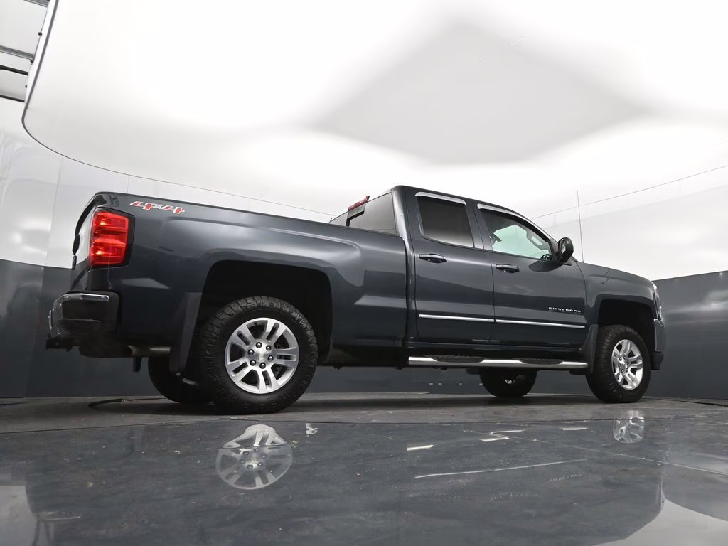 2017 Graphite Metallic Chevrolet Silverado 1500 LT 4X4 Truck