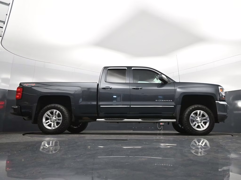 2017 Graphite Metallic Chevrolet Silverado 1500 LT 4X4 Truck