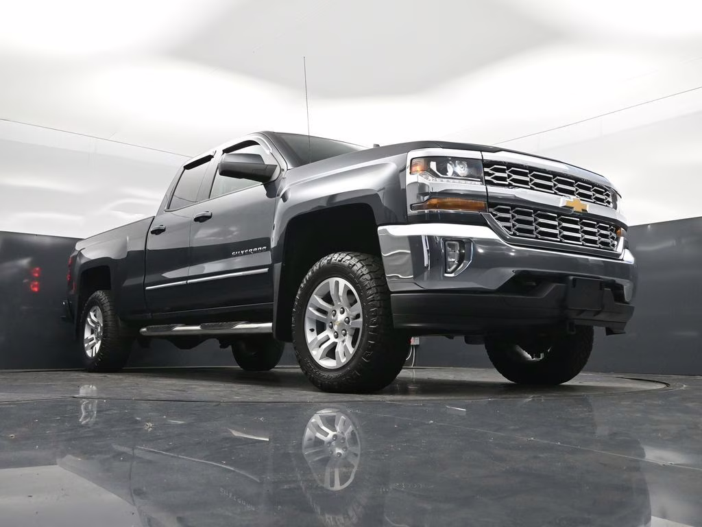 2017 Graphite Metallic Chevrolet Silverado 1500 LT 4X4 Truck
