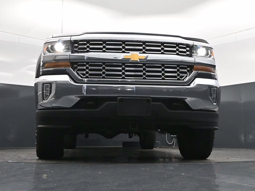 2017 Graphite Metallic Chevrolet Silverado 1500 LT 4X4 Truck