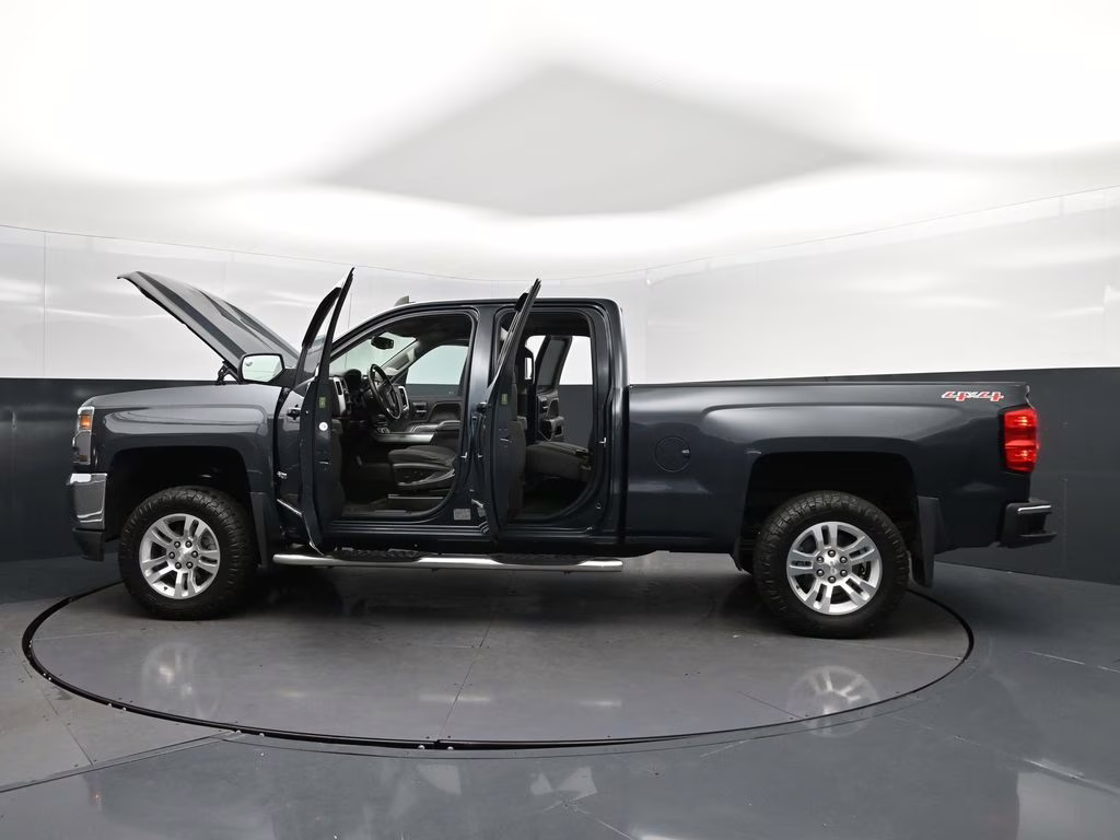 2017 Graphite Metallic Chevrolet Silverado 1500 LT 4X4 Truck