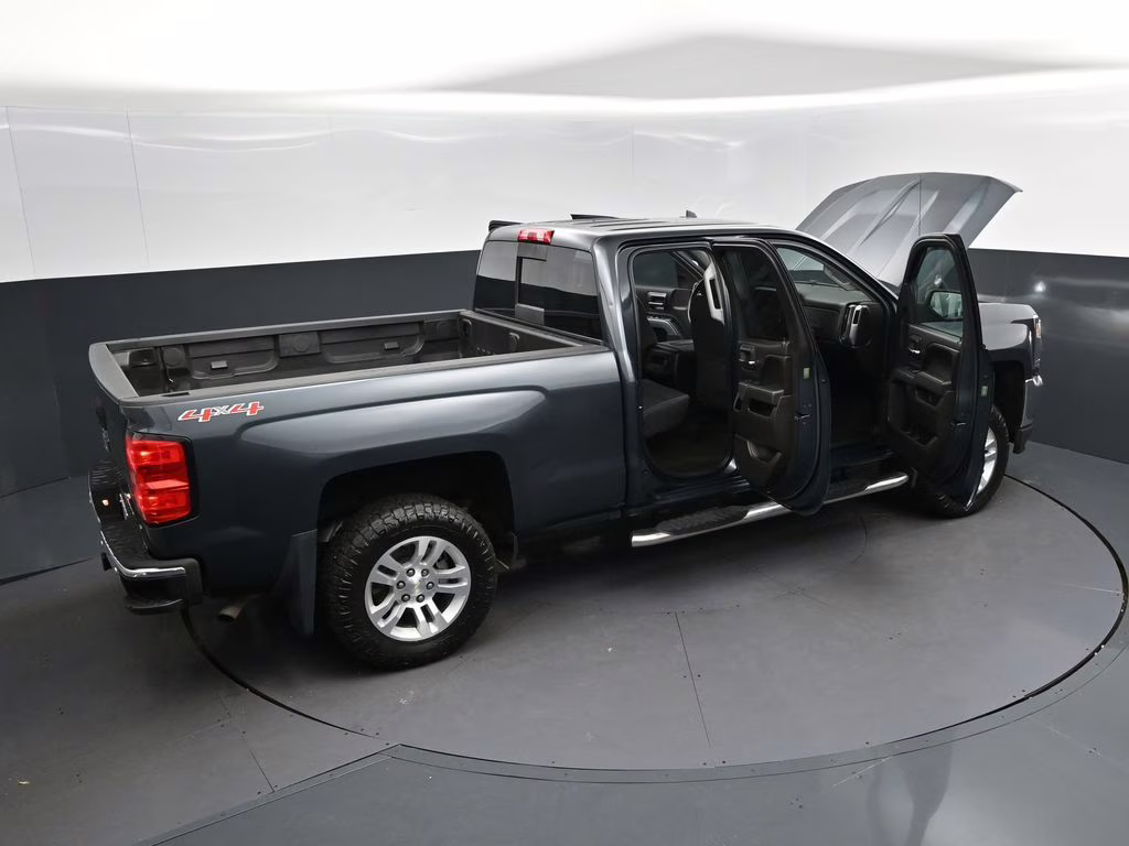 2017 Graphite Metallic Chevrolet Silverado 1500 LT 4X4 Truck