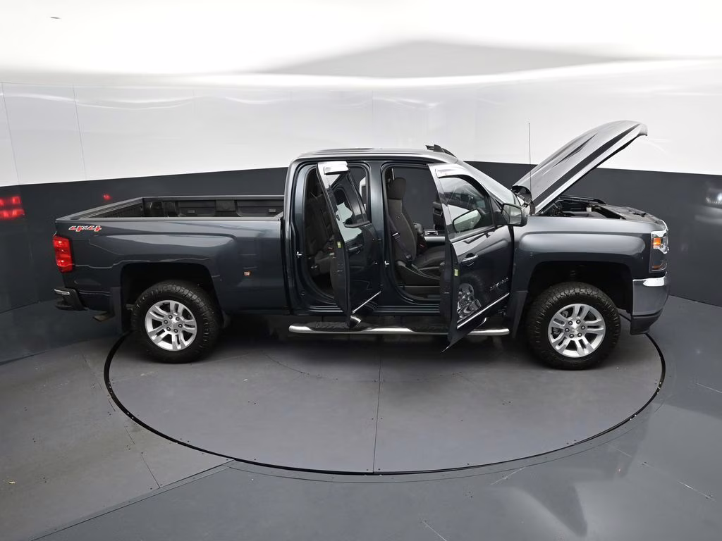 2017 Graphite Metallic Chevrolet Silverado 1500 LT 4X4 Truck