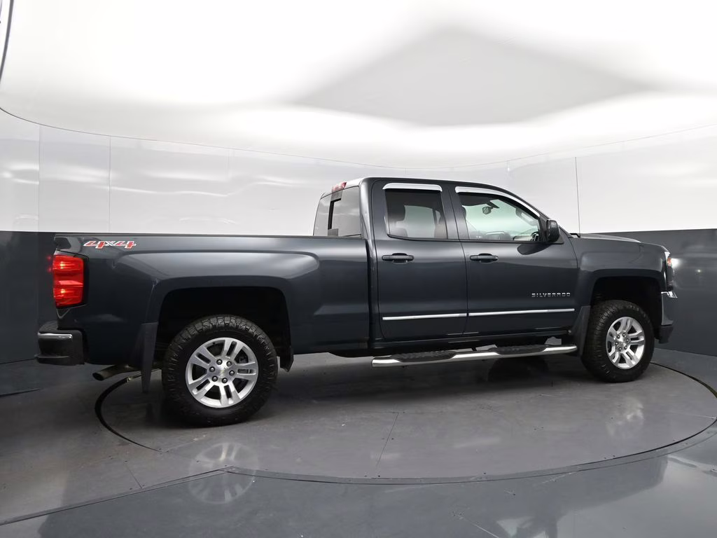 2017 Graphite Metallic Chevrolet Silverado 1500 LT 4X4 Truck