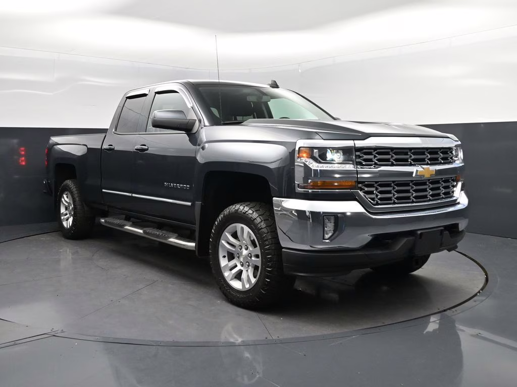 2017 Graphite Metallic Chevrolet Silverado 1500 LT 4X4 Truck