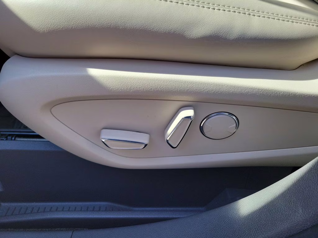 2017 WHITE PLATINUM MET TRI-COAT Lincoln MKX Select AWD SUV
