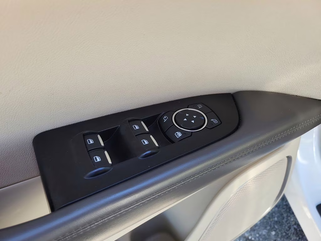 2017 WHITE PLATINUM MET TRI-COAT Lincoln MKX Select AWD SUV