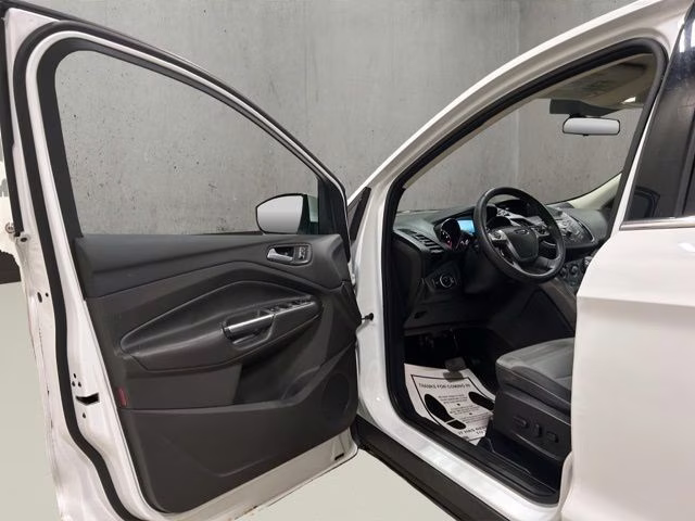 2016 Oxford White Ford Escape SE 4X4 SUV