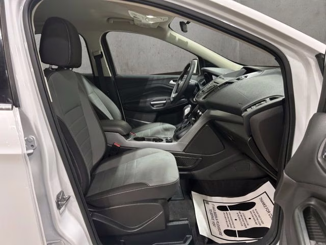 2016 Oxford White Ford Escape SE 4X4 SUV