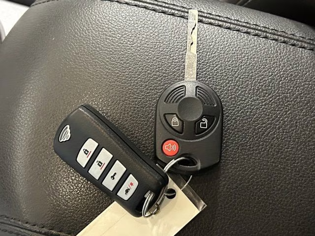 2016 Oxford White Ford Escape SE 4X4 SUV