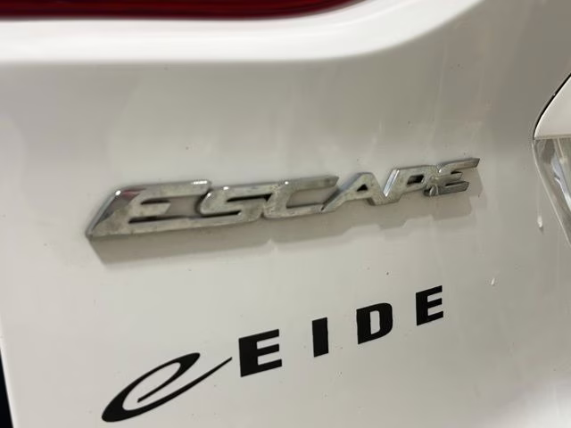 2016 Oxford White Ford Escape SE 4X4 SUV