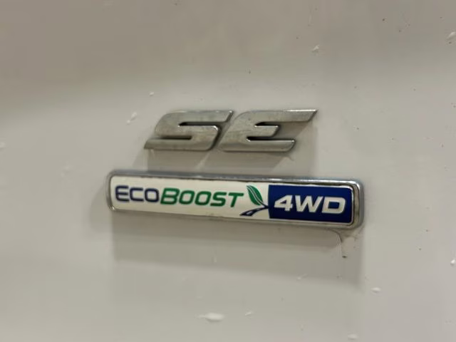 2016 Oxford White Ford Escape SE 4X4 SUV