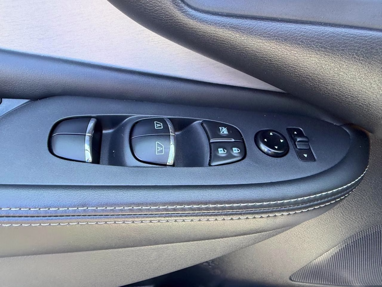 2023 Pearl White Tricoat Nissan Murano SL AWD SUV
