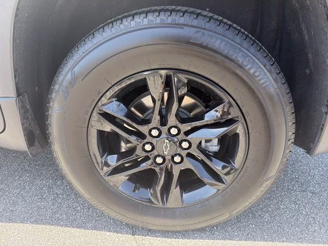 2023 Sterling Gray Metallic Chevrolet Traverse LS FWD SUV