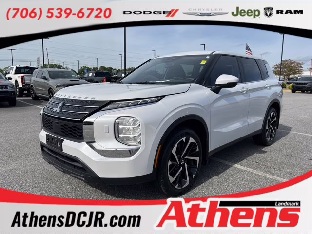 2022 White Mitsubishi Outlander ES 4X4 SUV