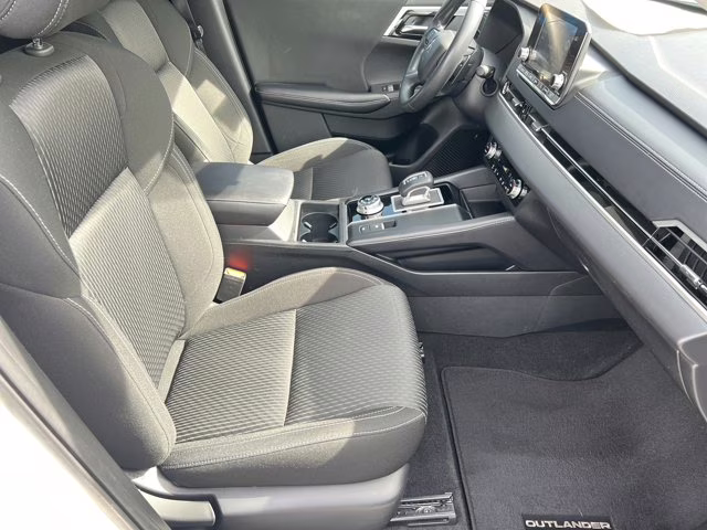 2022 White Mitsubishi Outlander ES 4X4 SUV