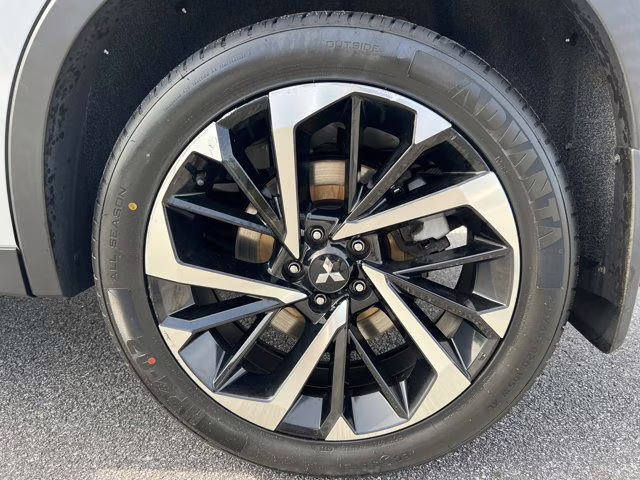2022 White Mitsubishi Outlander ES 4X4 SUV